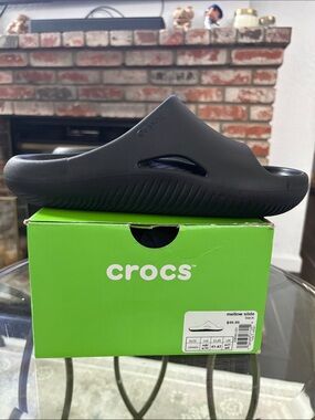 CROCS Mellow Slide in Black Men’s 8 / Women’s 10
